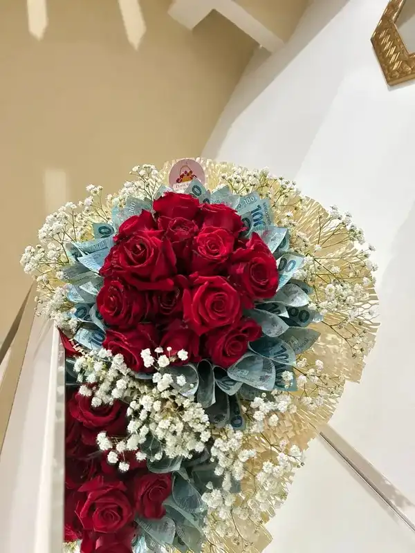 Buquê de dinheiro com rosas